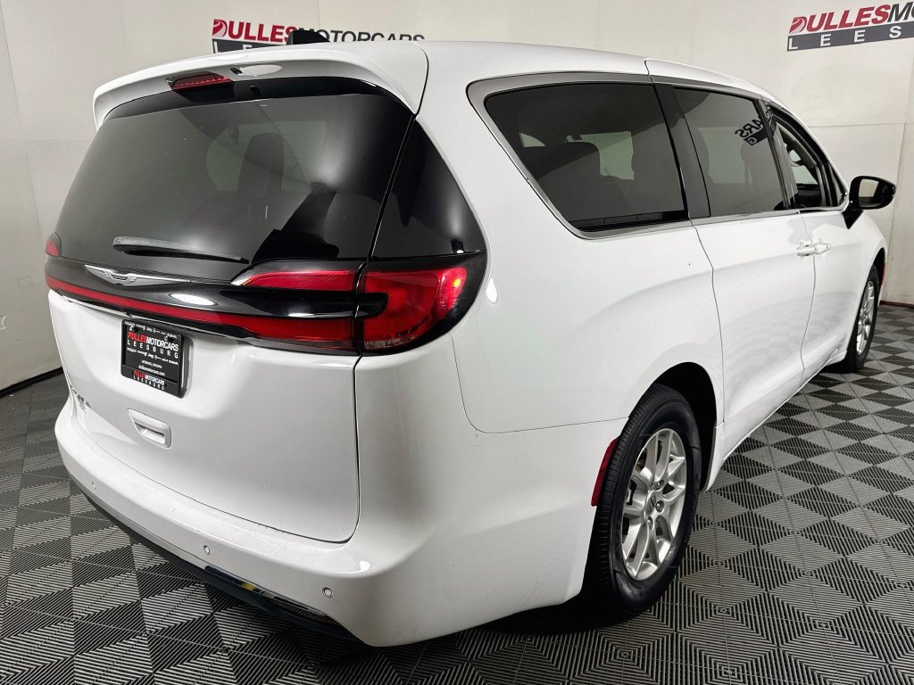 Used 2024 Chrysler Pacifica Touring-L FWD image 7