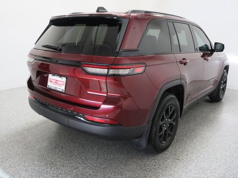 Used 2025 Jeep Grand Cherokee Altitude AWD/4WD image 7