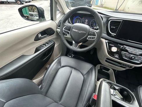 Used 2024 Chrysler Pacifica Touring-L image 9