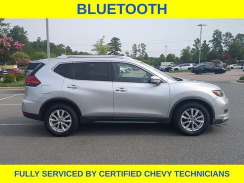 Used 2017 Nissan Rogue SV FWD image 4