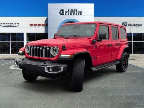 Used 2025 Jeep Wrangler Unlimited Sahara AWD/4WD image 11