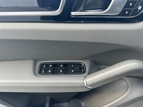 Certified 2023 Porsche Cayenne Platinum Edition image 12