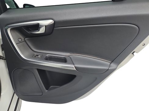 Used 2016 Volvo V60 T5 Cross Country image 28