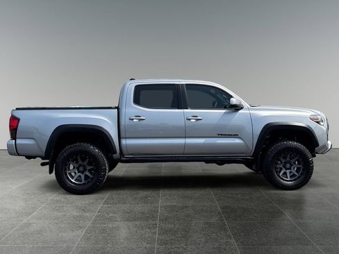 Used 2019 Toyota Tacoma TRD Off-Road AWD/4WD image 11