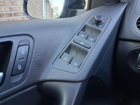 Used 2016 Volkswagen Tiguan S image 20