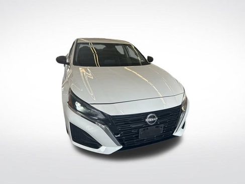 Used 2025 Nissan Altima 2.5 SV FWD image 5