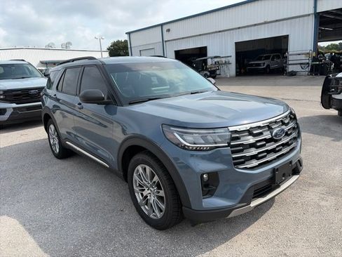 Used 2025 Ford Explorer Active w/ Active Comfort Package AWD/4WD image 3