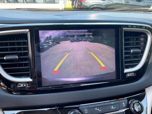 Used 2023 Chrysler Pacifica Touring-L FWD image 14