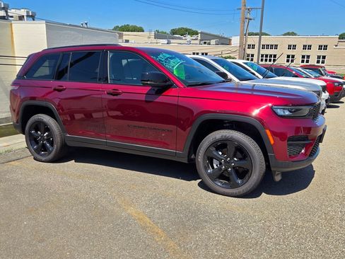 Used 2025 Jeep Grand Cherokee Altitude AWD/4WD image 5