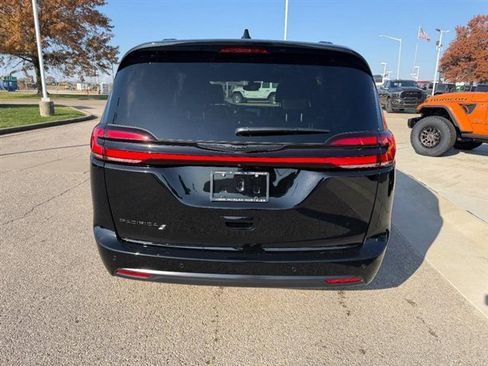New 2026 Chrysler Pacifica Select w/ S Appearance Package image 5