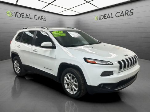 Used 2017 Jeep Cherokee Latitude w/ Comfort & Sound Group FWD image 3