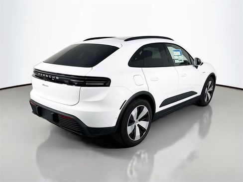 Used 2025 Porsche Macan Electric image 9