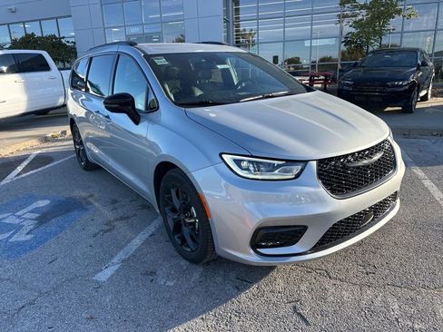 New 2026 Chrysler Pacifica Select image 7