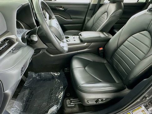 Used 2024 Toyota Highlander XLE image 9