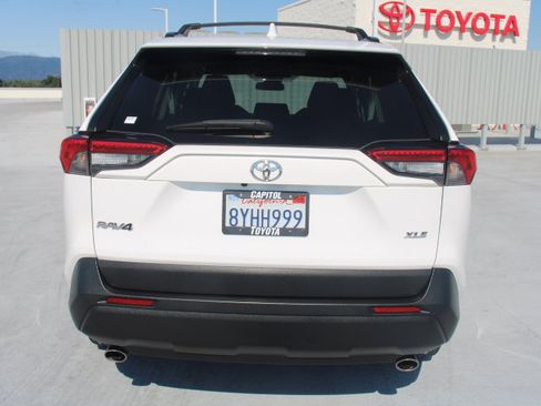 Used 2020 Toyota RAV4 XLE w/ Carpet Mat Package FWD image 4