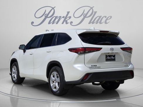 Used 2020 Toyota Highlander LE AWD/4WD image 3