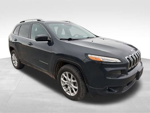 Used 2018 Jeep Cherokee Latitude Plus w/ Comfort/Convenience Group image 2