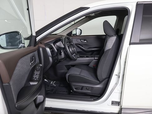 Used 2023 Nissan Rogue SV image 26