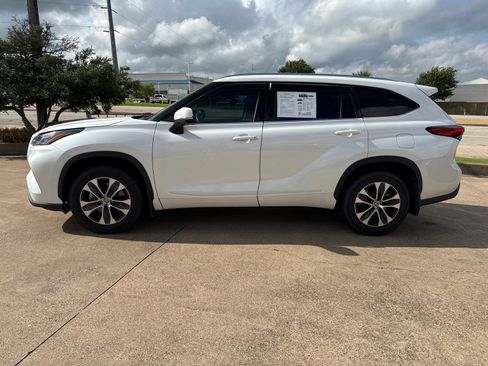 Used 2020 Toyota Highlander XLE AWD/4WD image 4