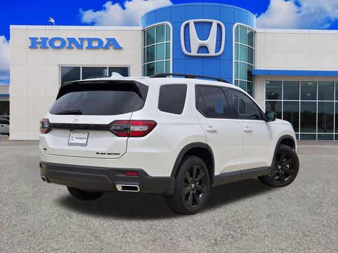 Used 2025 Honda Pilot Black Edition image 3