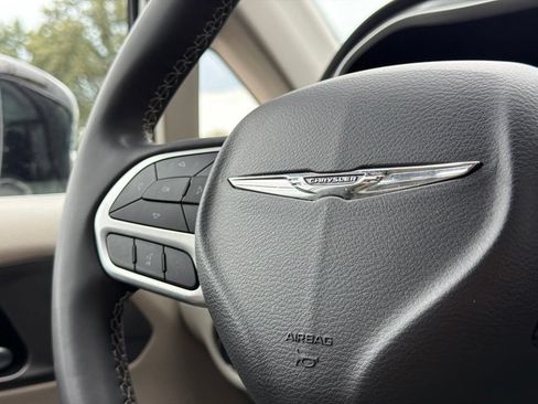 Used 2024 Chrysler Pacifica Touring-L FWD image 31