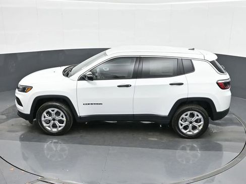 Used 2025 Jeep Compass Sport image 35
