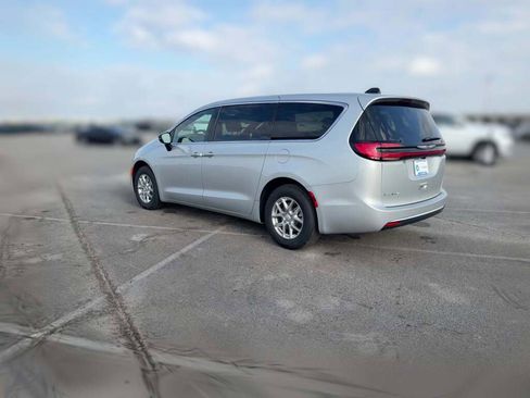 New 2026 Chrysler Pacifica Select image 8