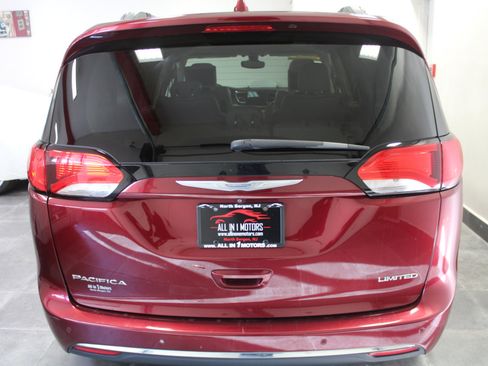 Used 2017 Chrysler Pacifica Limited w/ UConnect Theater Package image 5