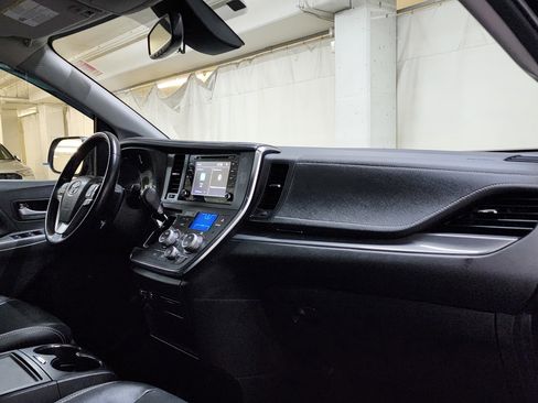 Used 2019 Toyota Sienna SE w/ SE Preferred Package image 23