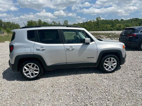 Used 2016 Jeep Renegade Latitude FWD image 3