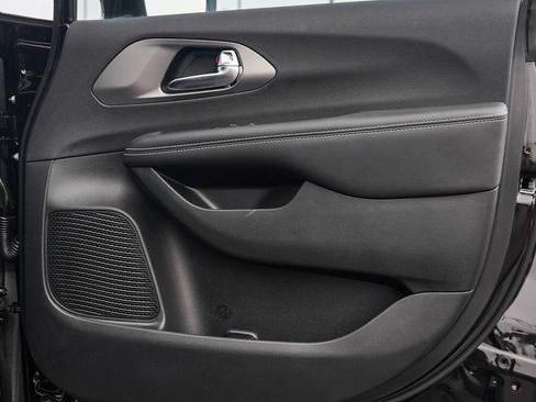 New 2026 Chrysler Pacifica Select image 10