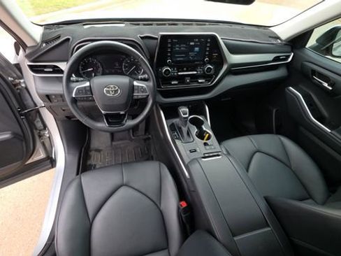 Used 2021 Toyota Highlander XLE image 19