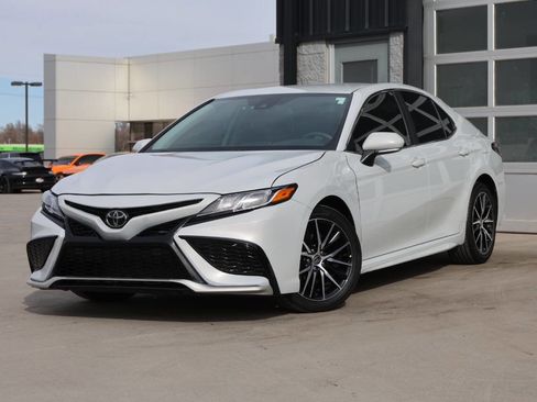 Used 2023 Toyota Camry SE image 3