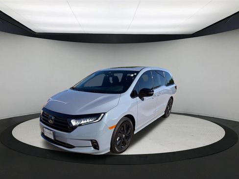 Used 2023 Honda Odyssey Sport image 3