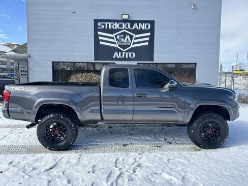 Used 2018 Toyota Tacoma TRD Sport w/ Technology Package AWD/4WD image 5