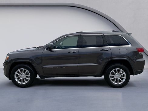 Used 2021 Jeep Grand Cherokee Laredo w/ Security & Convenience Group AWD/4WD image 2