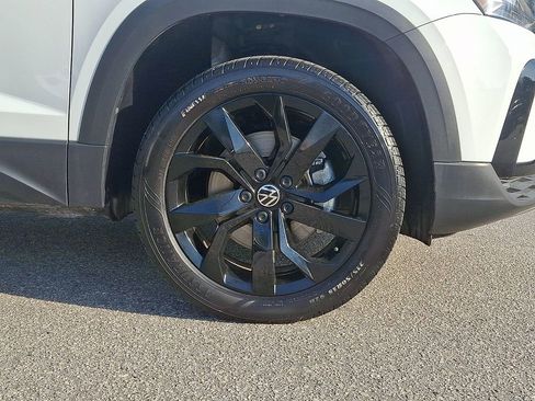 Used 2023 Volkswagen Taos SE w/ Panoramic Sunroof Package image 8