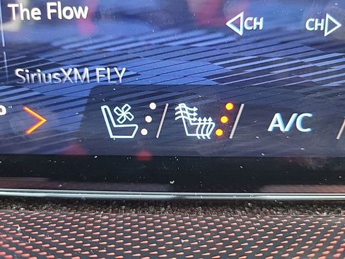 Used 2025 Chevrolet Traverse RS image 29