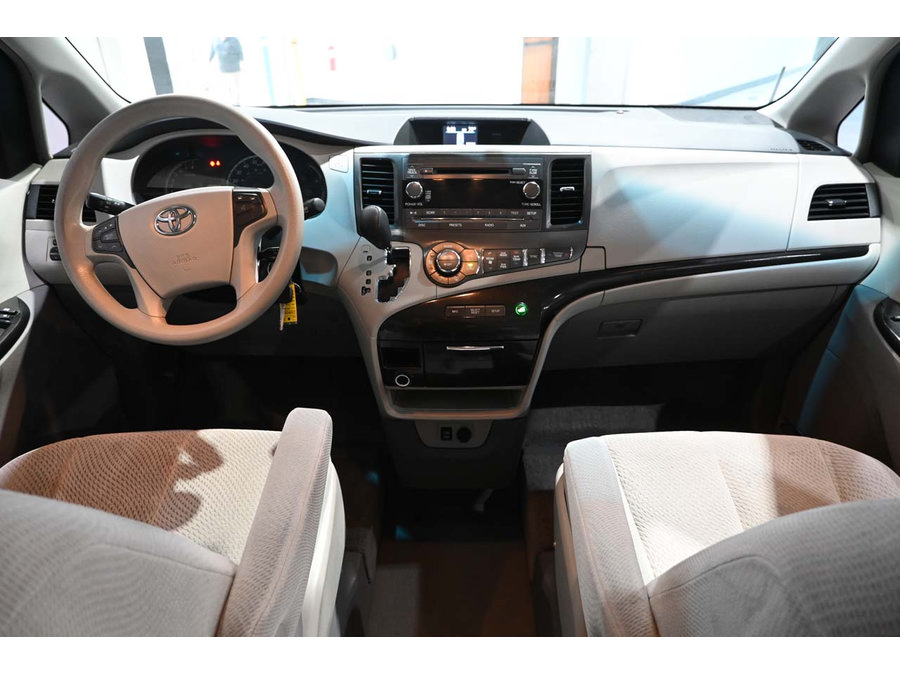 Used 2013 Toyota Sienna LE FWD image 22