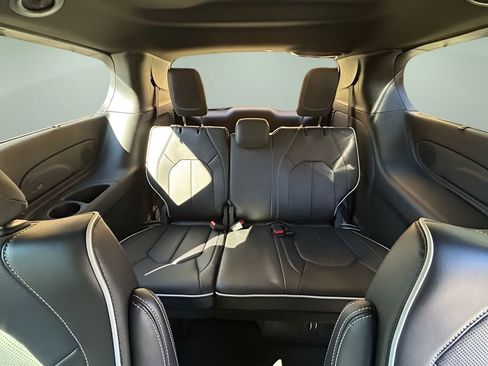 New 2026 Chrysler Pacifica Limited w/ Uconnect Theater Family Group image 15