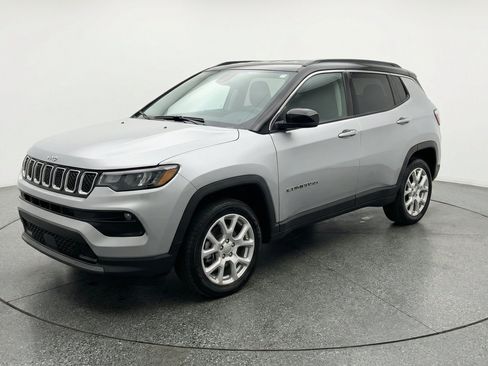 Used 2025 Jeep Compass Limited AWD/4WD image 3