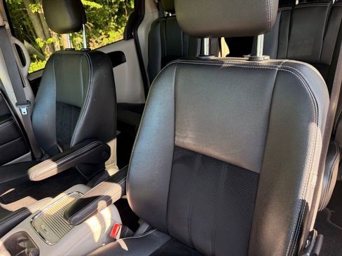 Used 2018 Dodge Grand Caravan SXT FWD image 9
