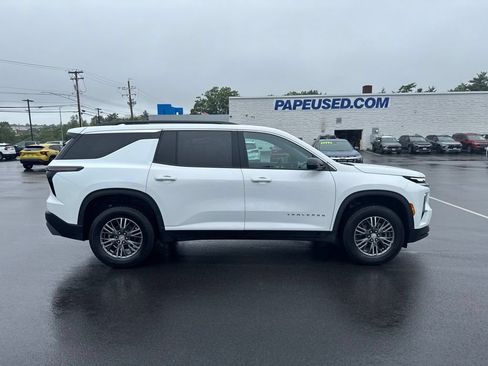 Used 2025 Chevrolet Traverse LT AWD/4WD image 3