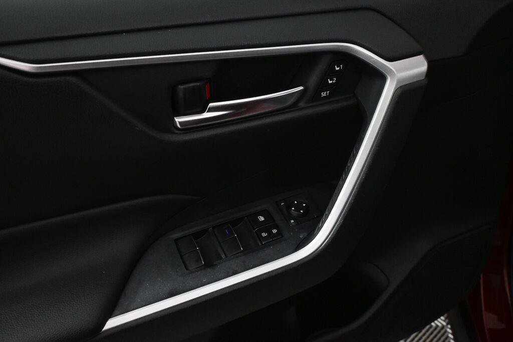 Used 2020 Toyota RAV4 XLE Premium FWD image 7
