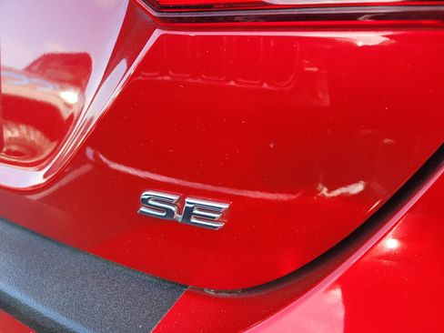 Used 2019 Toyota Camry SE FWD image 5