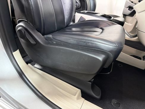 Used 2024 Chrysler Pacifica Touring-L FWD image 26