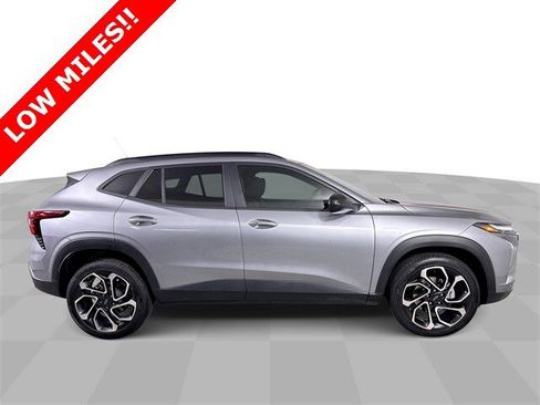 Used 2025 Chevrolet Trax RS w/ Sunroof Package image 9