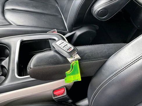 Used 2023 Chrysler Pacifica Touring-L FWD image 33
