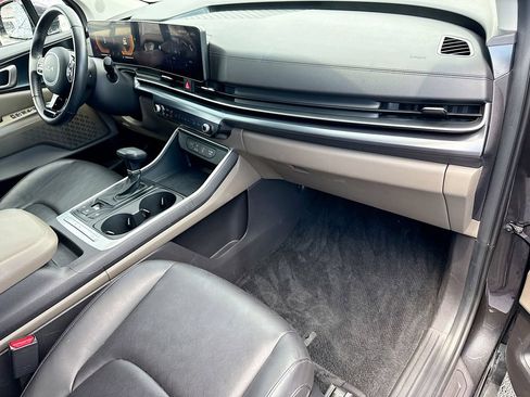 Certified 2025 Kia Carnival FWD image 12
