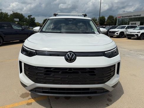 New 2025 Volkswagen Tiguan SE image 2